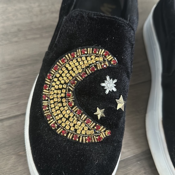 Sam Edelman Leila 2 Women’s Stars And Moon Embellished Black Sneaker - Picture 2 of 6